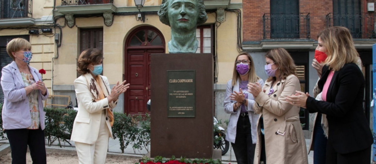 Mujeres del PSOE homenajean a Clara Campoamor.