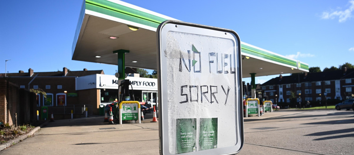 Cartel en una gasolinera en Londres