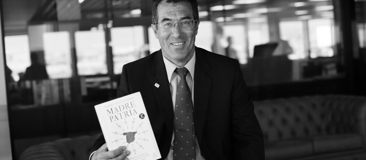 Marcelo Gullo con su obra Madre Patria, sede de El Debate, Madrid