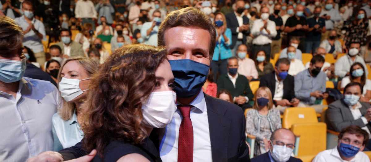 Casado abraza a Ayuso en la Convención.