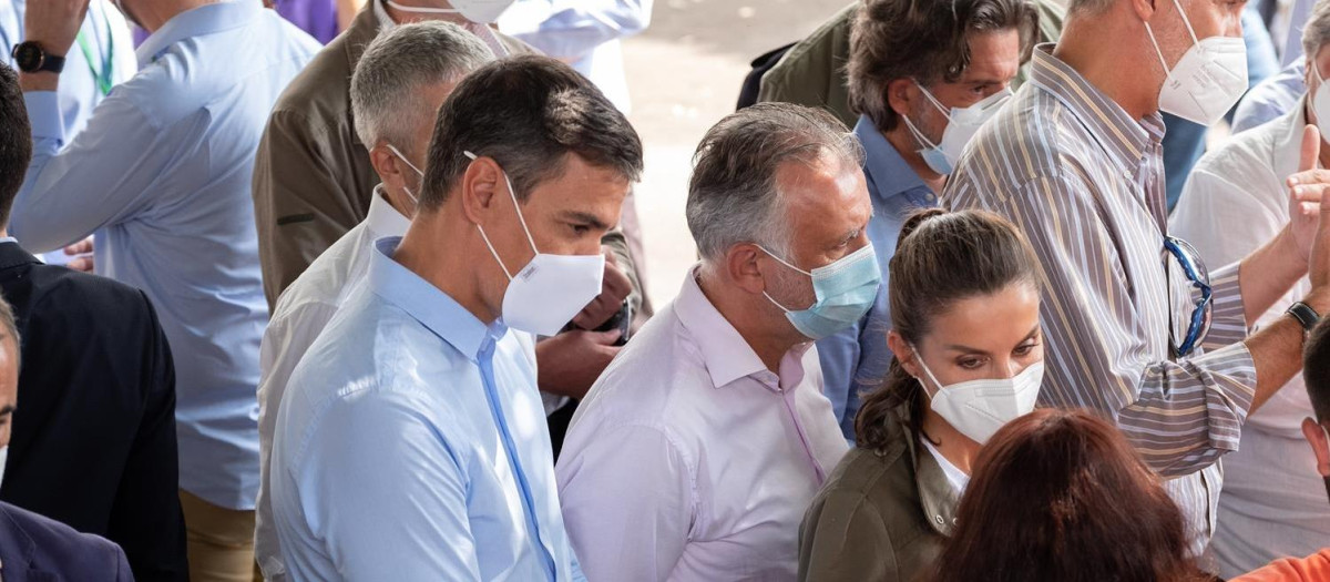 Pedro Sánchez con los Reyes en La Palma