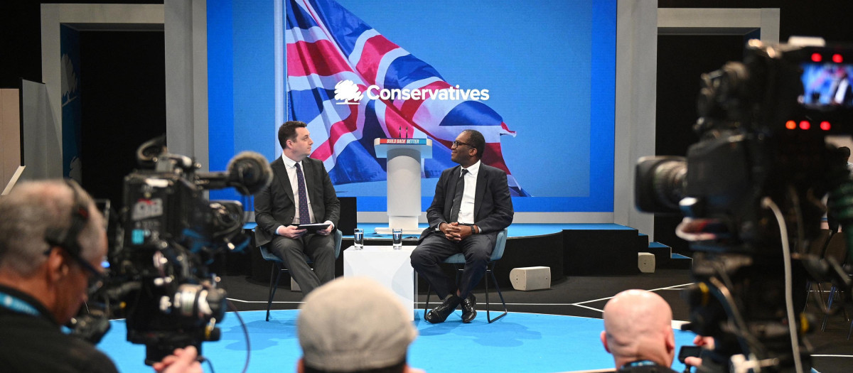 El secretario de Negocios de Gran Bretaña, Kwasi Kwarteng (derecha) y el alcalde de Tees Valley, Ben Houchen, en la Conferencia anual del Partido Conservador. Manchester