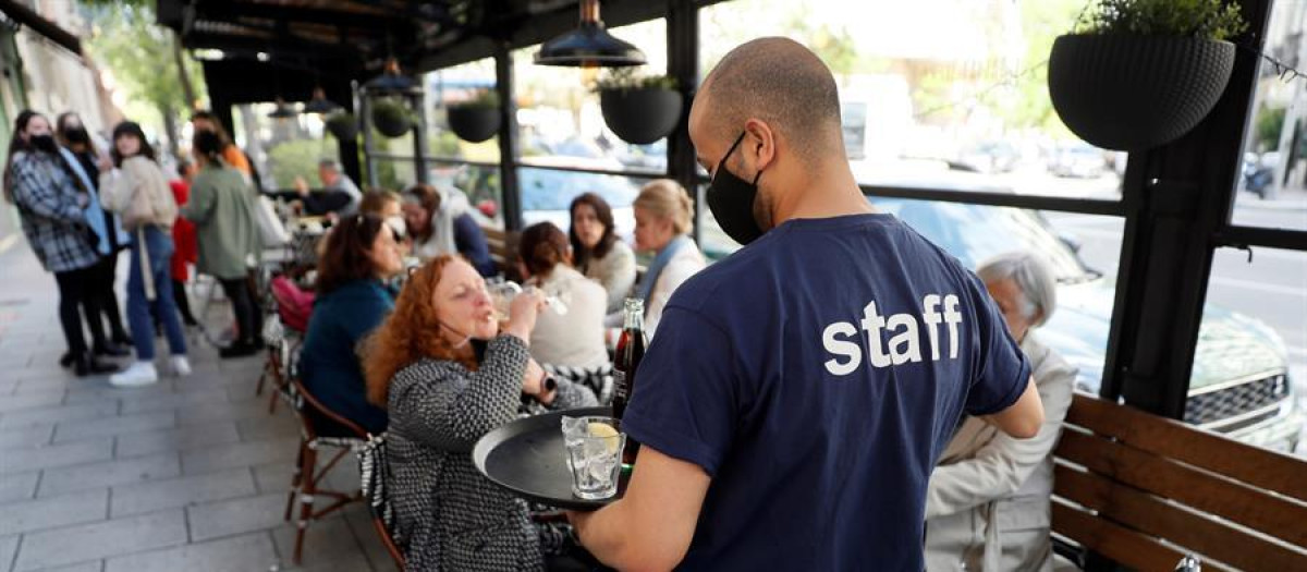 Un camarero trabaja durante su jornada laboral en un restaurante de Madrid.