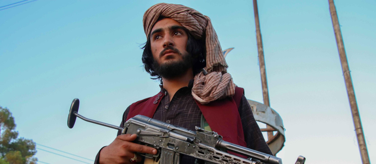 Soldado de una patrulla talibana