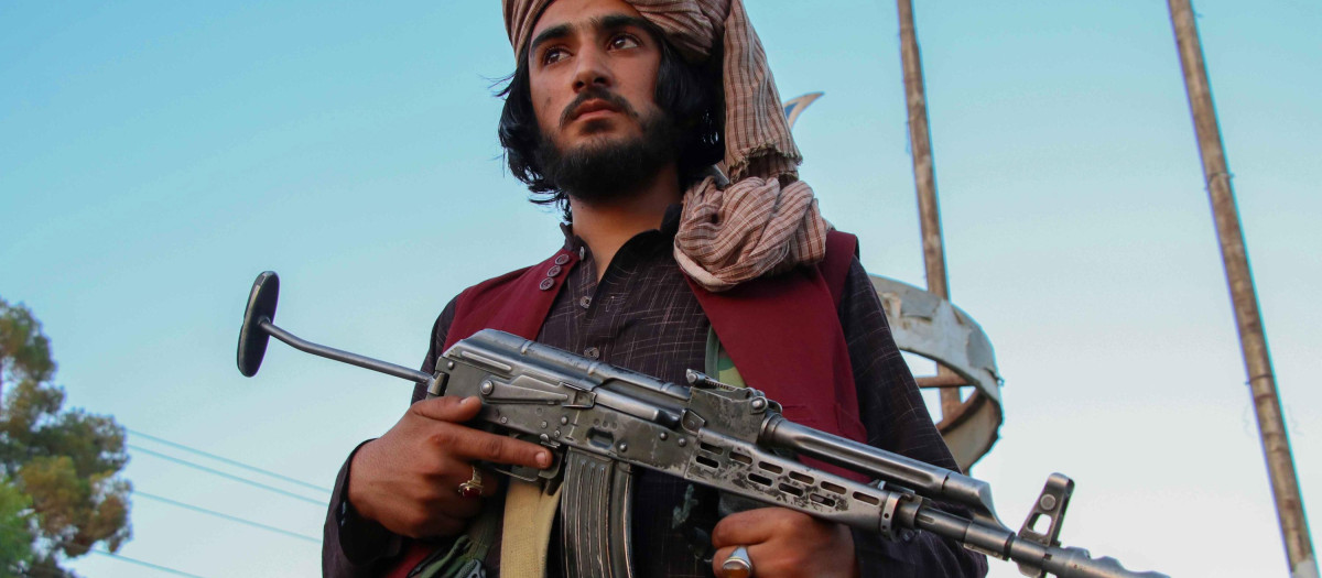 Soldado de una patrulla talibana