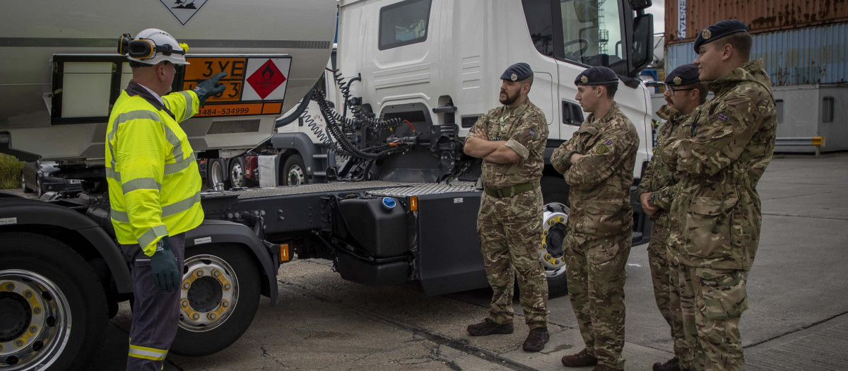 Instructor de formación brinda instrucciones a los conductores del ejército británico y de la RAF (Royal Air Force)