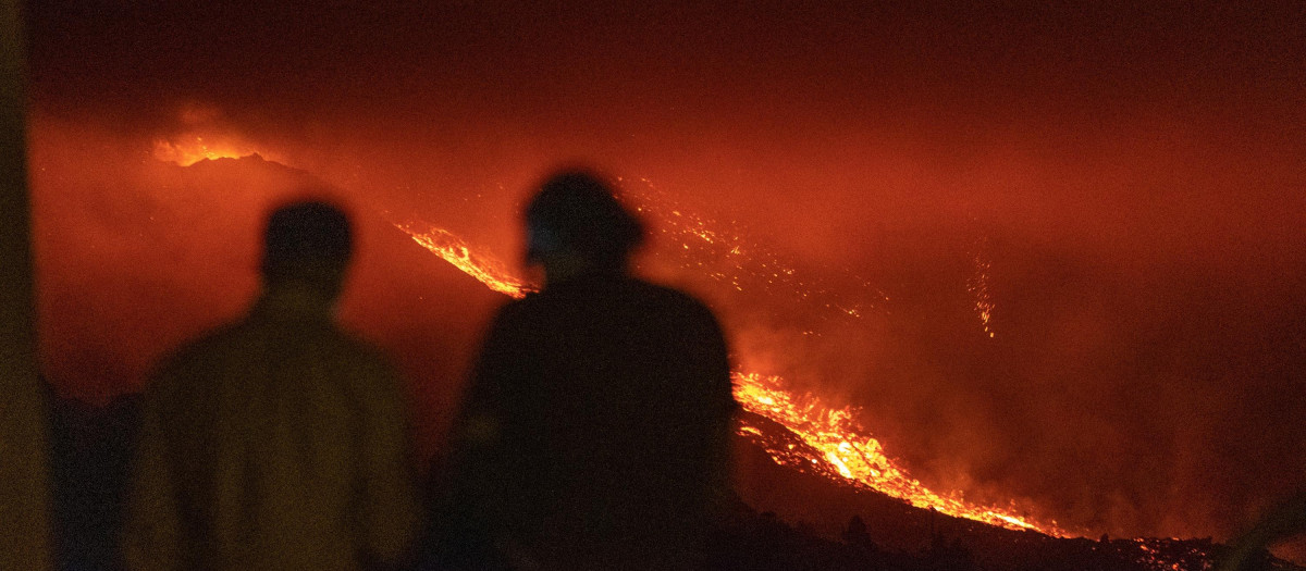 ista de la erupción del volcán de La Palma tomada esta madrugada desde la localidad de Tajuya, en el municipio de El Paso.