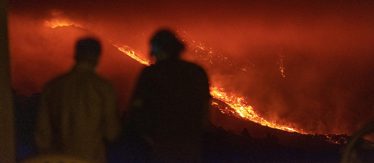ista de la erupción del volcán de La Palma tomada esta madrugada desde la localidad de Tajuya, en el municipio de El Paso.