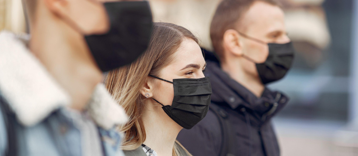 Personas con mascarilla en la ciudad