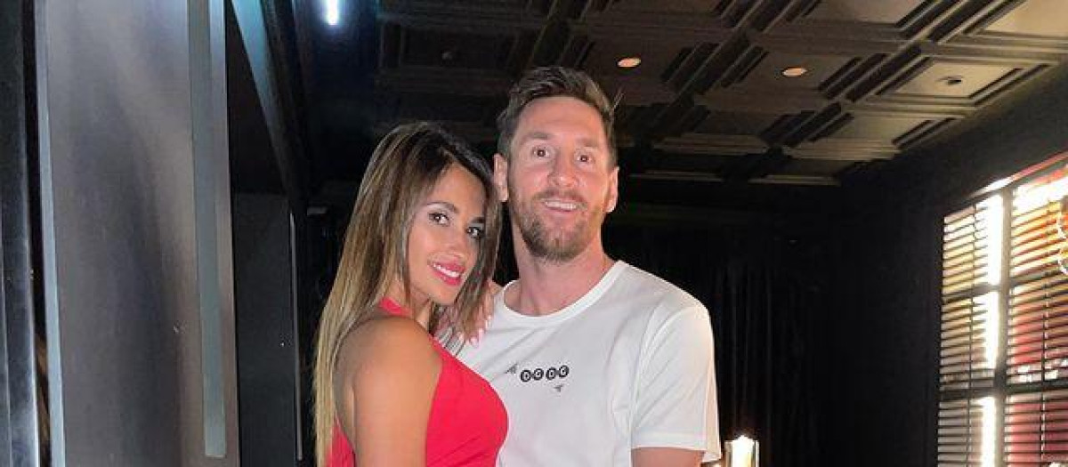 Leo Messi y Antonella Rocuzzo en París, en 2021