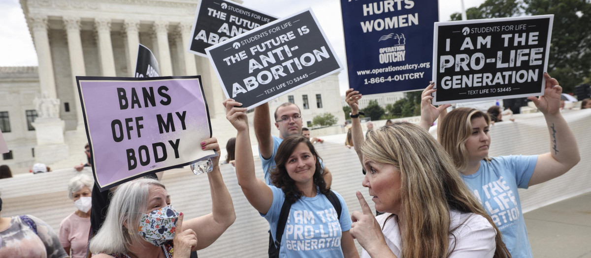 Activistas pro-vida y pro-aborto protestan frente a la Corte Suprema, Washington, DC.