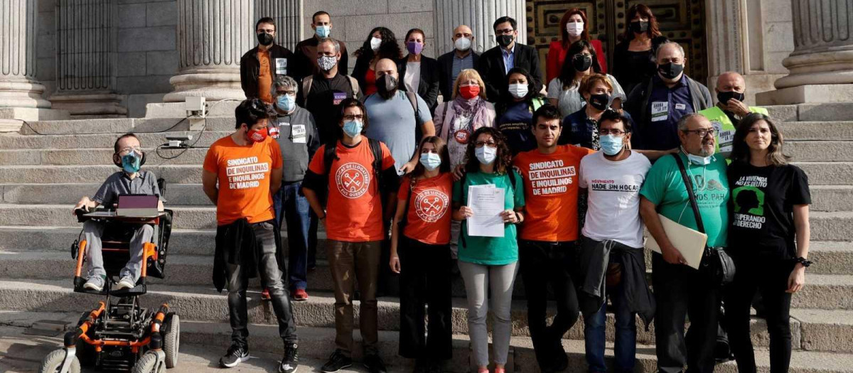 Echenique junto a los colectivos antidesahucios.