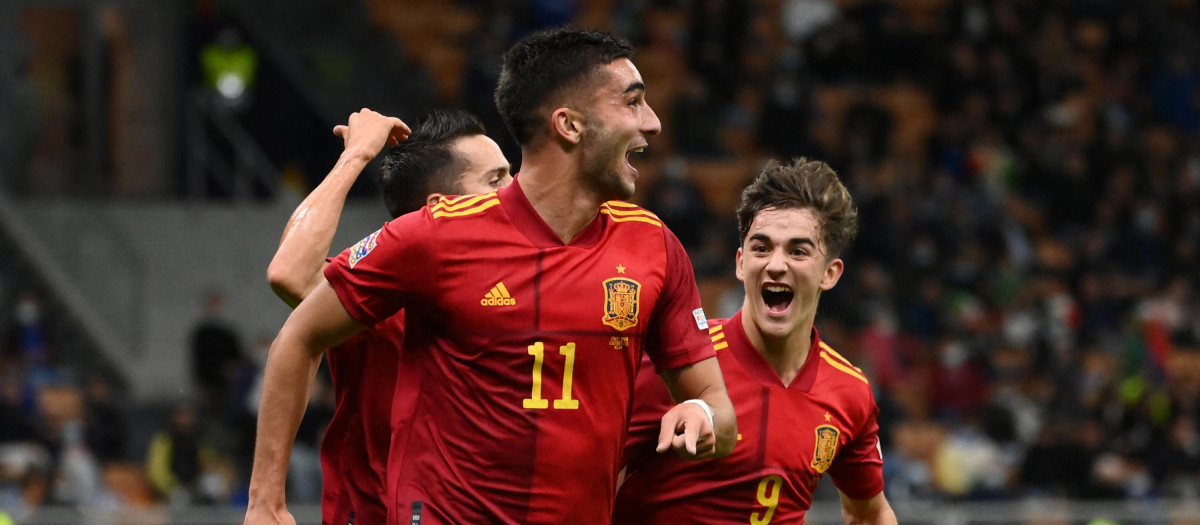 Ferrán Torres celebra junto a Gavi el primer tanto del encuentro