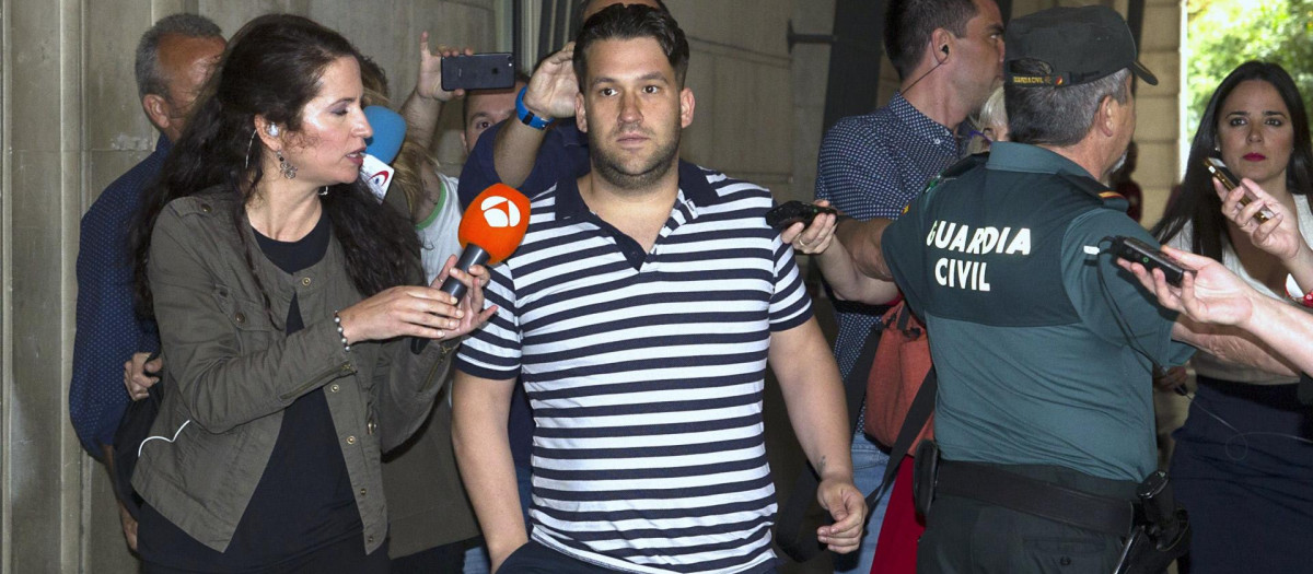 José Ángel Prenda llegando a su comparecencia a los juzgados de Sevilla por el caso de «La Manada», 2018