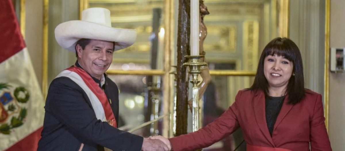 Pedro Castillo (izq.), felicitando a la recién jurada jefa de gabinete, Mirtha Vásquez