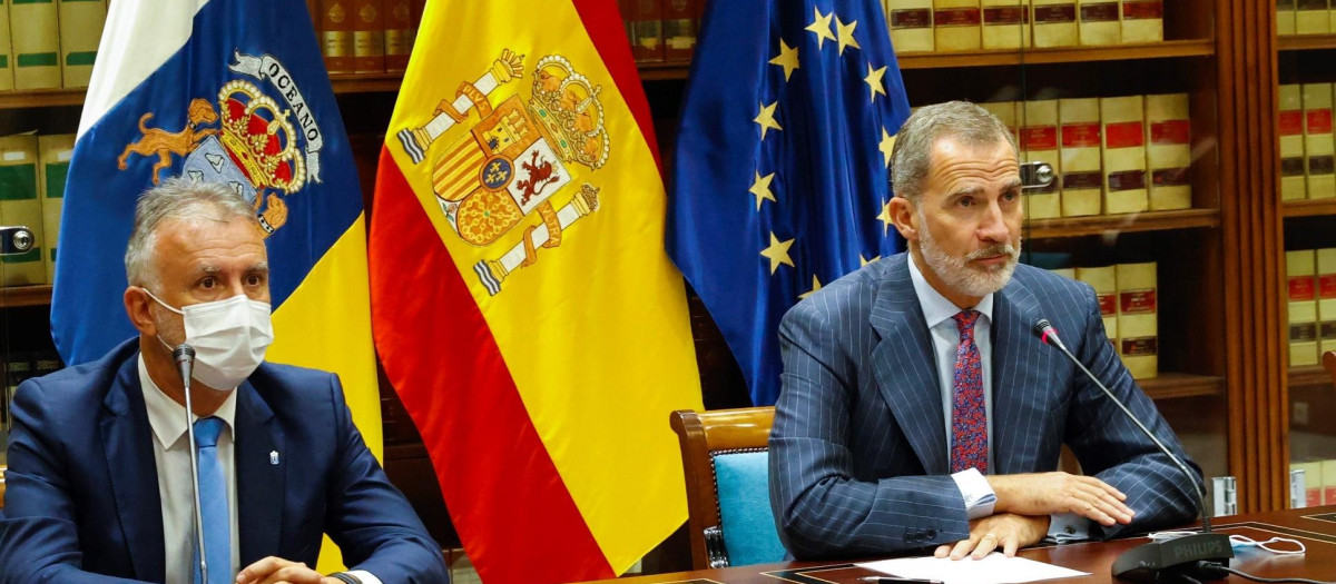 Felipe VI junto al presidente de Canarias, Ángel Víctor Torres.