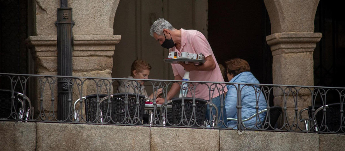 Un camarero trabaja en un bar situado en la Plaza Mayor de Ourense