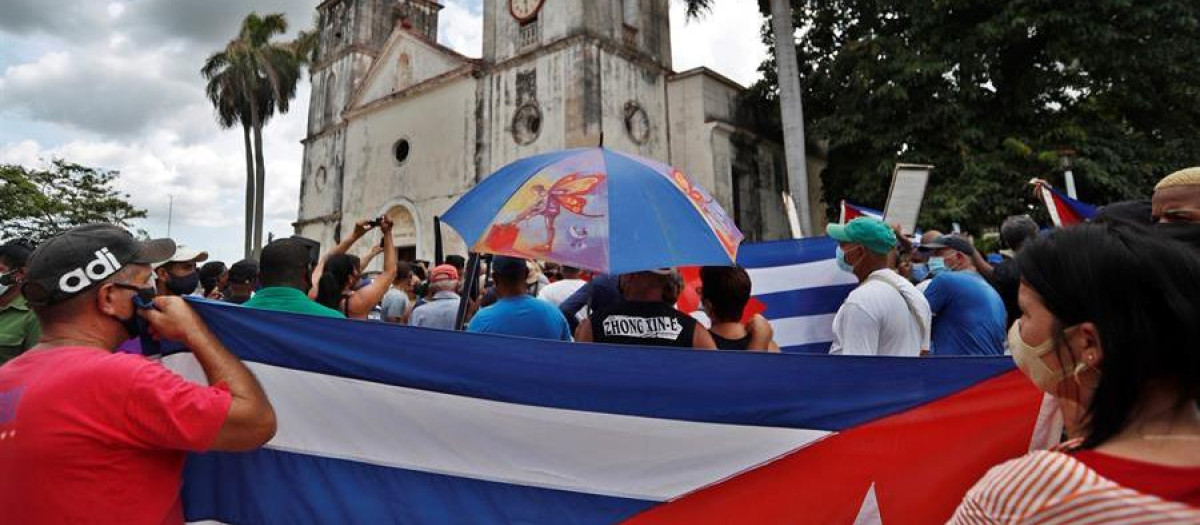 Manifestantes en favor del presidente cubano Miguel Díaz-Canel frente a la iglesia