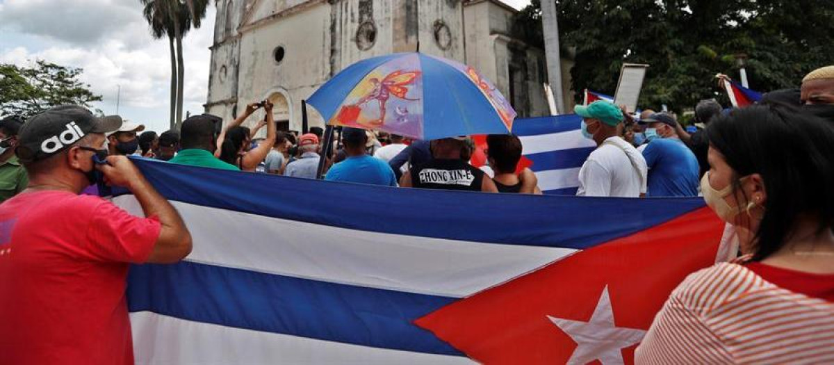 Manifestantes en favor del presidente cubano Miguel Díaz-Canel frente a la iglesia