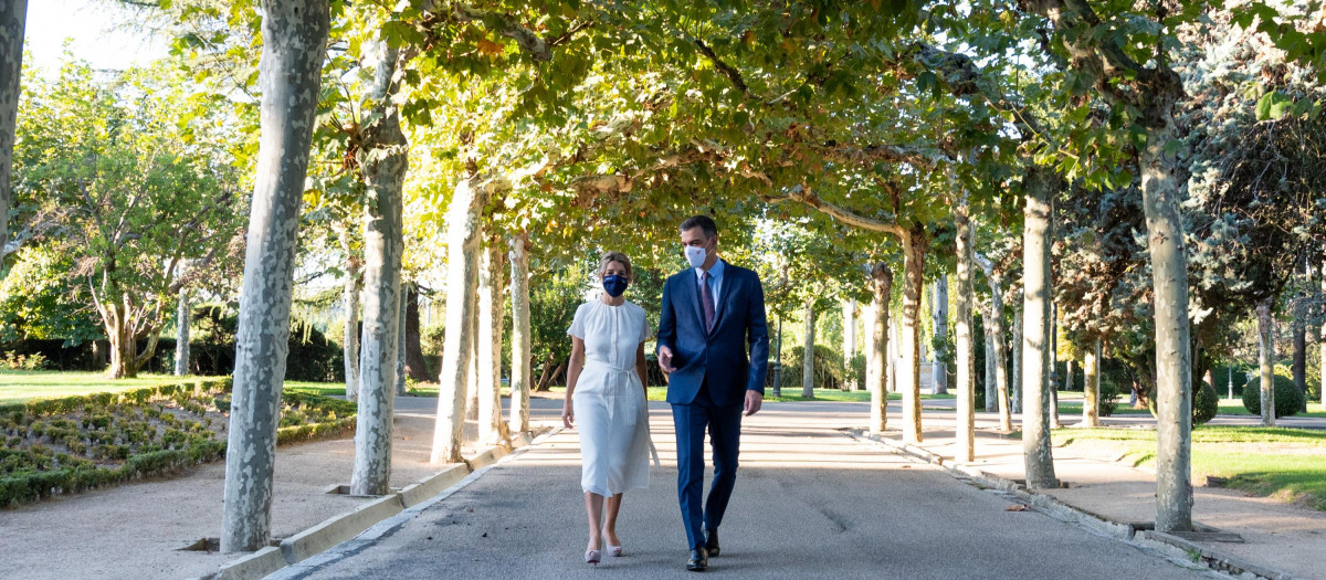 Pedro Sánchez y Yolanda Díaz en los jardines de La Moncloa.