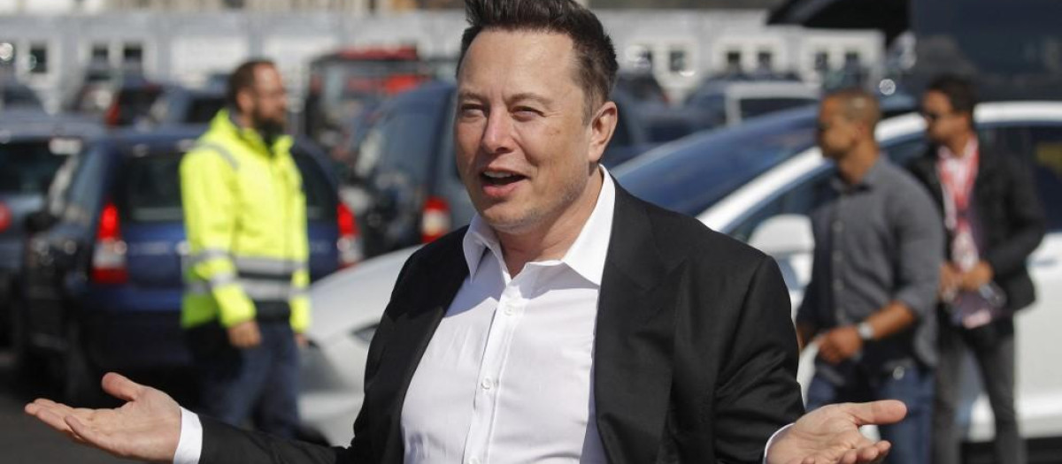 (FILES) In this file photo taken on September 03, 2020 Tesla CEO Elon Musk gestures as he arrives to visit the construction site of the future US electric car giant Tesla, in Gruenheide near Berlin. - Tesla chief Elon Musk told investors on October 7, 2021 that the leading electric vehicle maker is moving its headquarters from Silicon Valley to Texas. "I'm excited to announce that we're moving our headquarters to Austin, Texas," Musk said at an annual shareholders meeting. (Photo by Odd ANDERSEN / AFP)