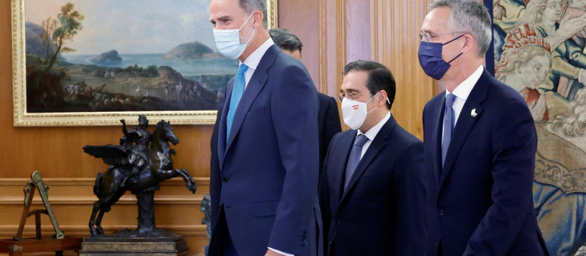 El rey Felipe VI recibe al secretario general de la OTAN, Jens Stoltenberg en el Palacio de La Zarzuela.