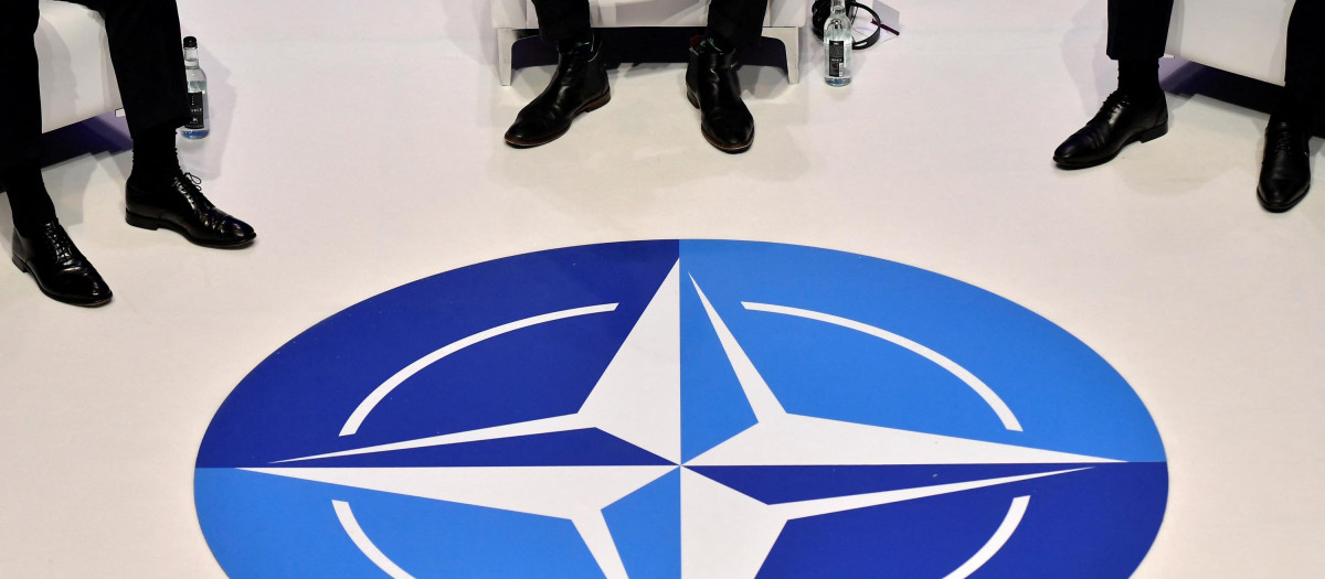 Simbología de la OTAN en un evento oficial de divulgación