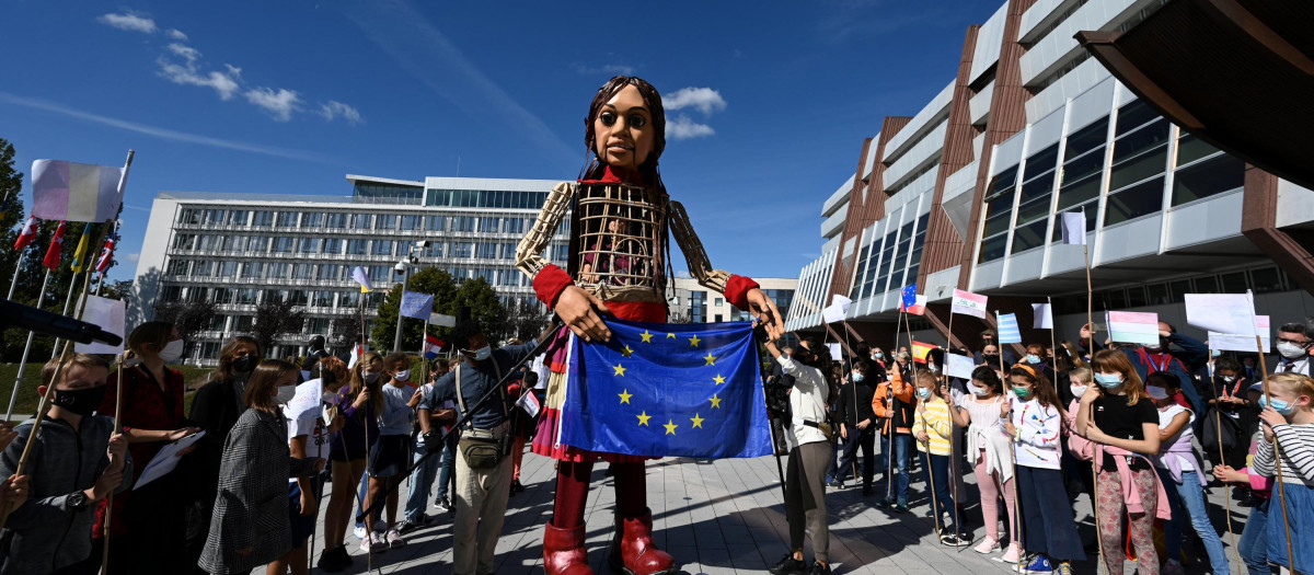 "Little Amal", un títere gigante que representa a una niña refugiada siria, afueras del Consejo de Europa en Estrasburgo