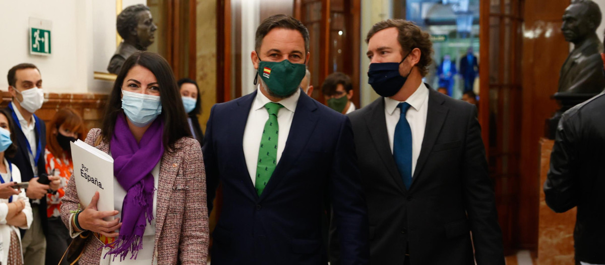 De izquierda a derecha, Macarena Olona, Santiago Abascal e Iván Espinosa de los Monteros.