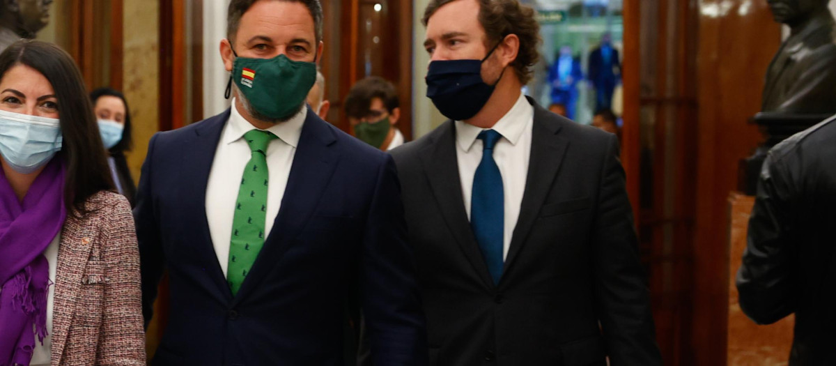 De izquierda a derecha, Macarena Olona, Santiago Abascal e Iván Espinosa de los Monteros.