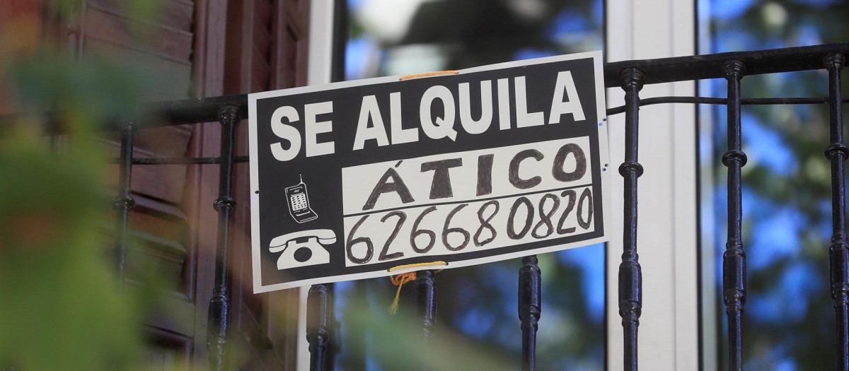 Vista de un cartel de alquiler de vivienda en Madrid