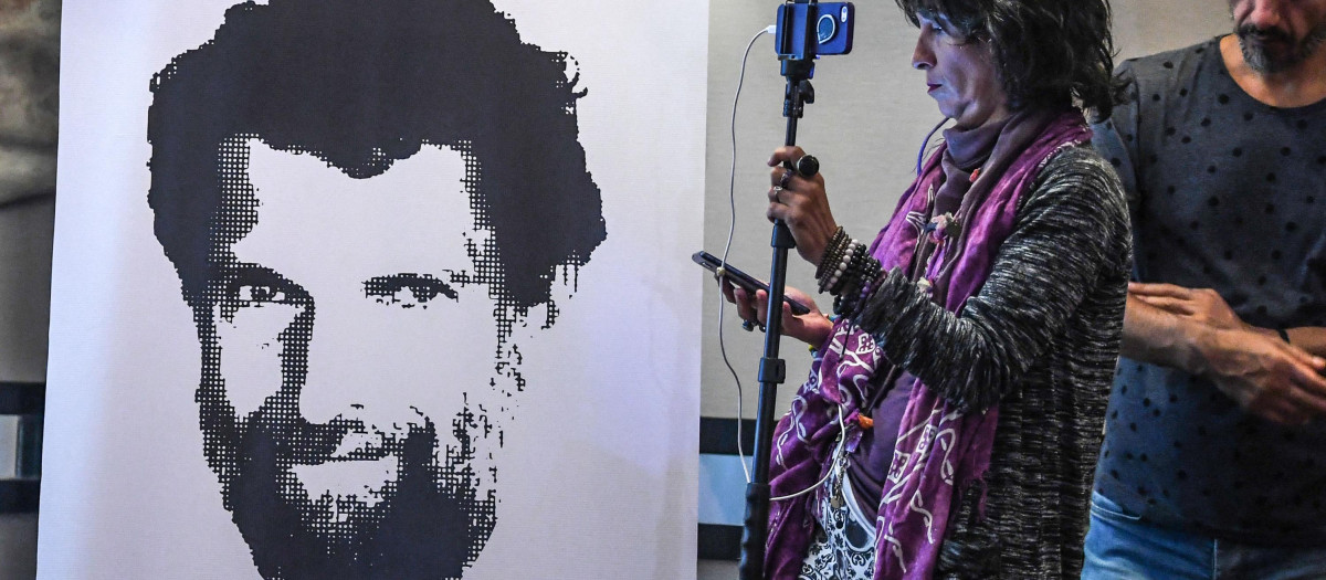 Foto de pancarta con rostro del activista y empresario Osman Kavala