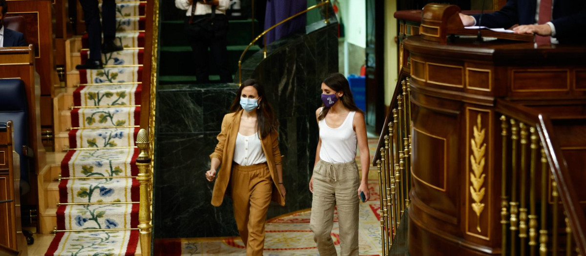 La ministra Irene Montero e Ione Belarra durante la sesión de control en el Congreso de los Diputados