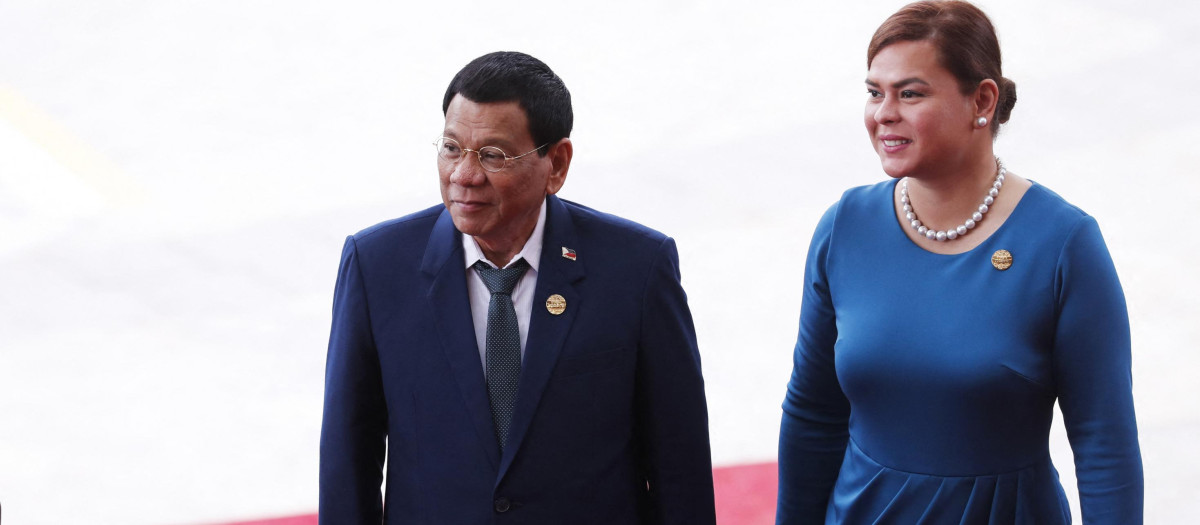 El presidente filipino Rodrigo Duterte (izquierda) y su hija Sara Duterte