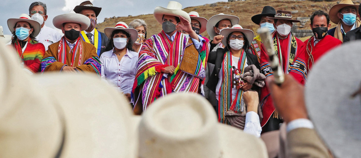 Presidente de Perú, Pedro Castillo, vestido con el típico atuendo regional. Cusco, Perú