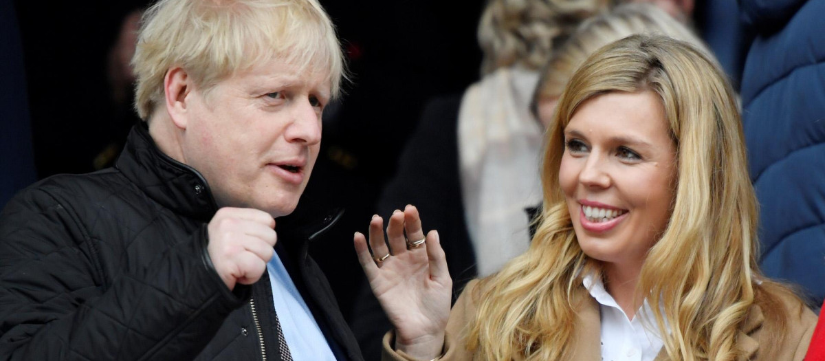 El primer ministro de Reino Unido, Boris Johnson, con su mujer Carrie Symonds, en Londres