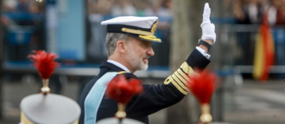 El rey Felipe VI saluda a las tropas durante el desfile militar por el Día de la Fiesta Nacional, en Madrid (España) a 12 de octubre de 2019.
12 octubre 2019, Comunidad de Madrid, Madrid, 12 de octubre, Día de la Fiesta Nacional, Desfile, Ejército, Militares, Felipe VI
Ricardo Rubio / Europa Press
(Foto de ARCHIVO)
12/10/2019