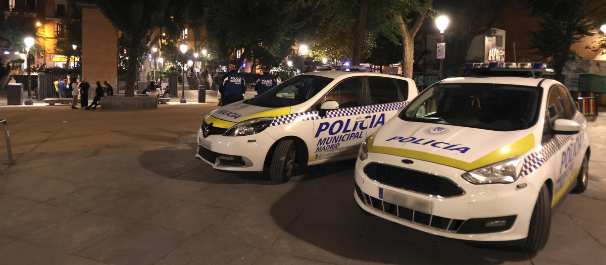 Agentes de la Policía Municipal patrullan por los aledaños de la zona de Ciudad Universitaria-Moncloa de Madrid