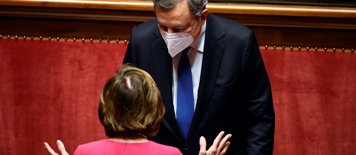 Nancy Pelosi (de espaldas) Presidenta de la Cámara de Representantes de los Estados Unidos, habla con el Primer Ministro italiano Mario Draghi, Roma