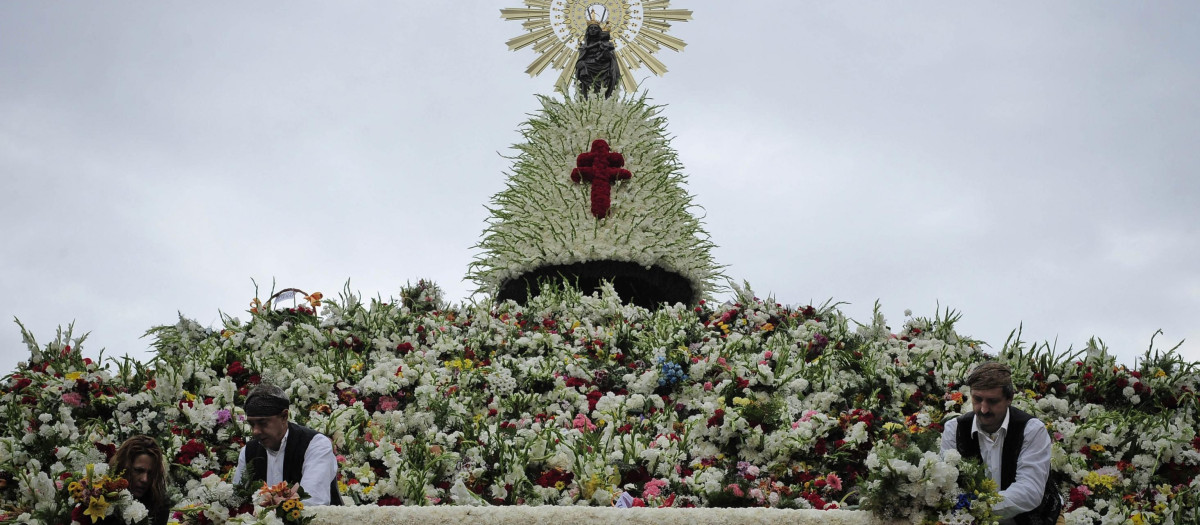 La Virgen del Pilar en la estructura de la ofrenda de flores
