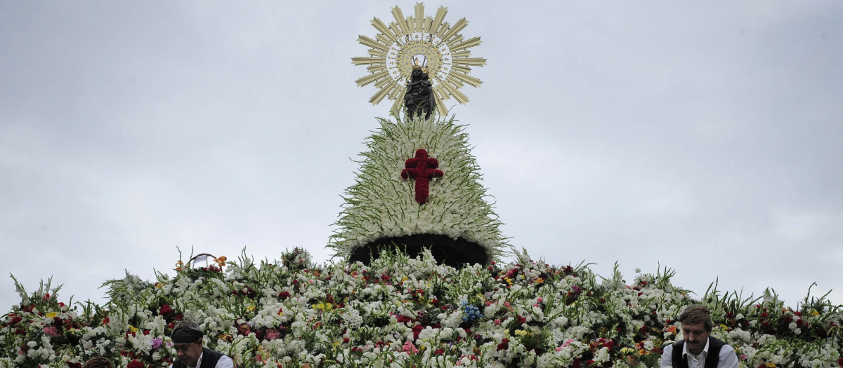 La Virgen del Pilar en la estructura de la ofrenda de flores