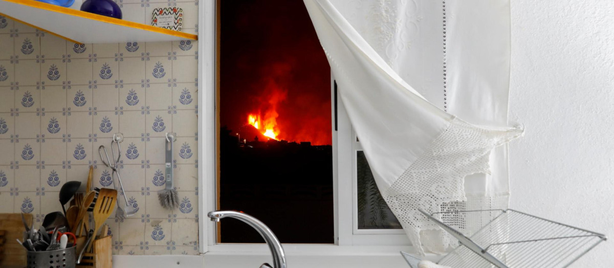 La lava se ve desde la ventana de una casa del Paso en La Palma