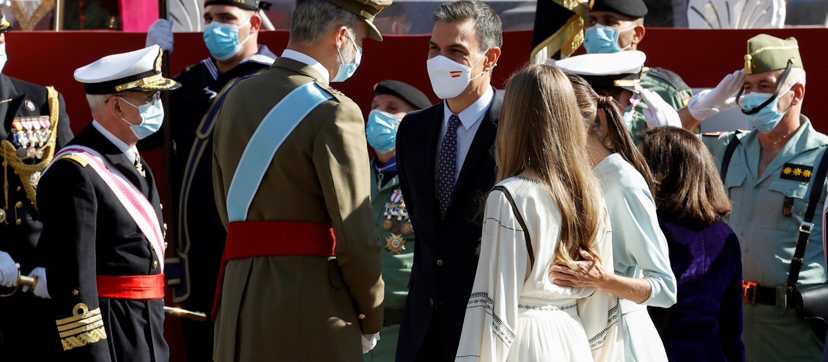 Pedro Sánchez saluda al Rey ante la cúpula militar.