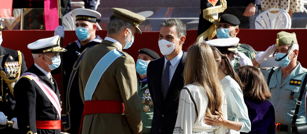 Pedro Sánchez saluda al Rey ante la cúpula militar.