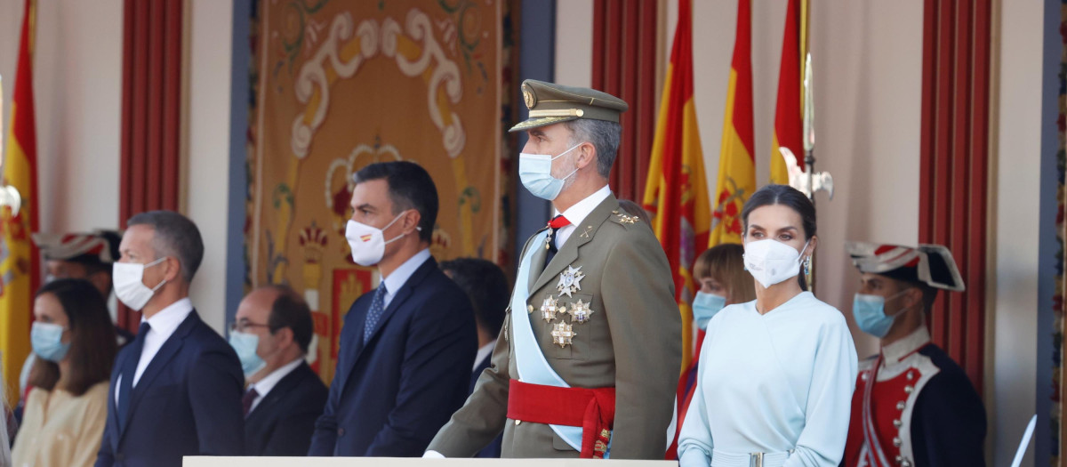 Pedro Sánchez y Felipe VI durante el desfile militar del 12 de octubre de 2021.