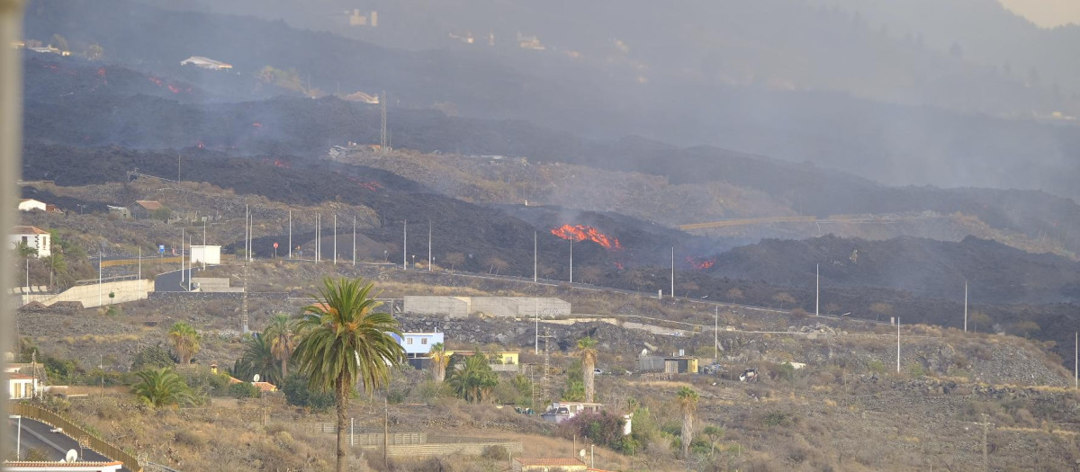 La lava del volcán de Cumbre Vieja llega a una fábrica de cemento