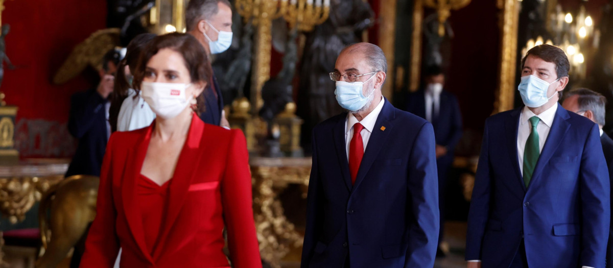 Ayuso en primer término, tras saludar a los Reyes.