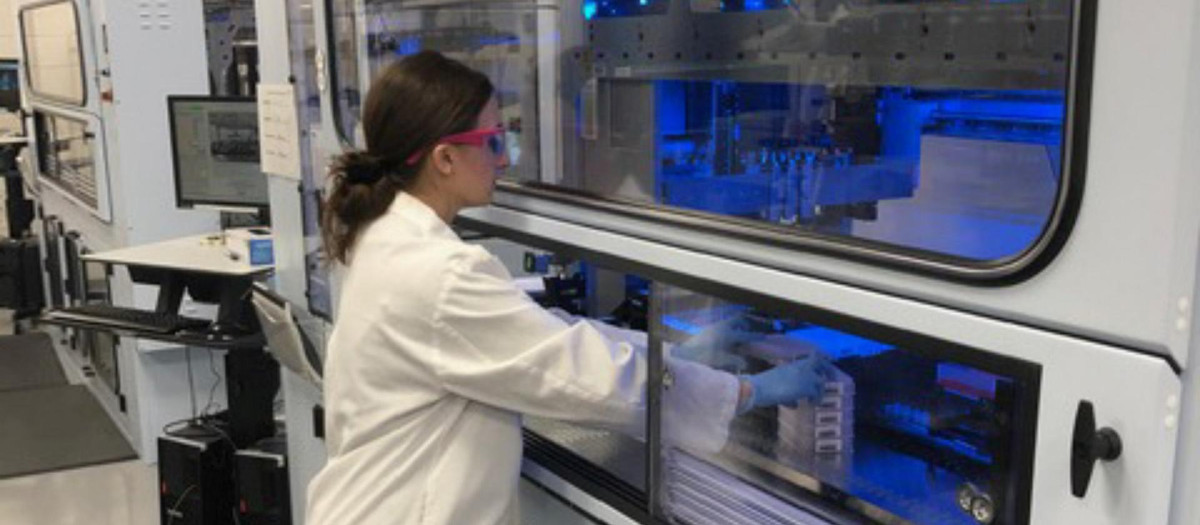 Una científica trabaja en un laboratorio de Pfizer