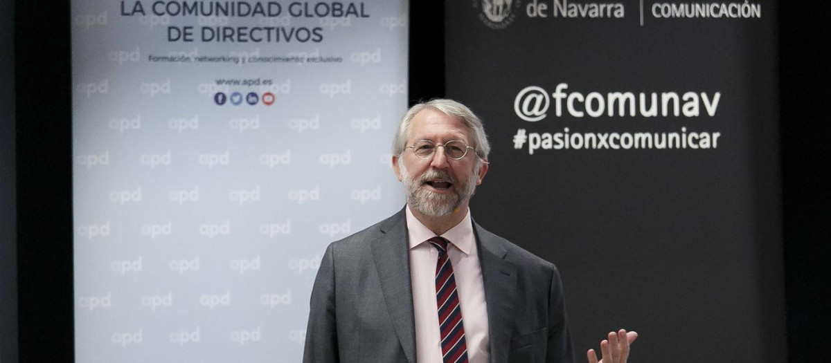 Yago de la Cierva en una de sus conferencias