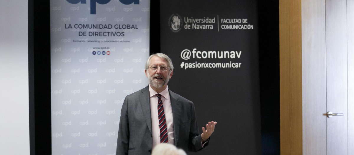 Yago de la Cierva en una de sus conferencias